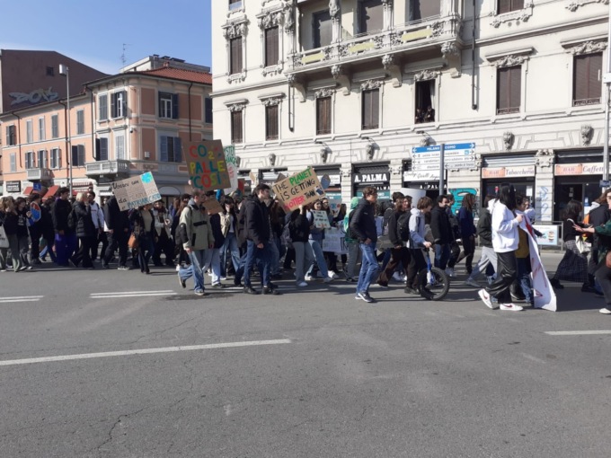 Studenti in sciopero per il clima: il corteo a Monza