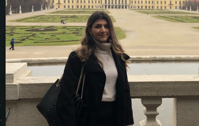 Dedica la sua tesi di laurea alle donne che non possono studiare