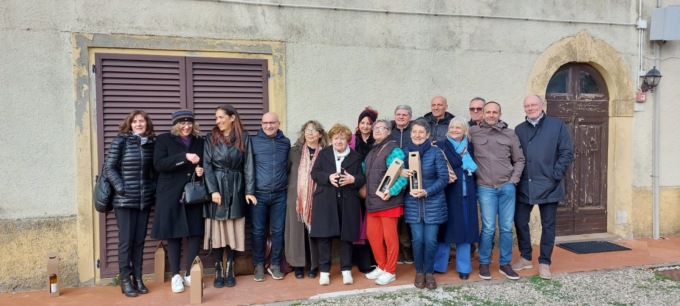 Riabbracciano la loro maestra delle scuole elementari dopo 50 anni