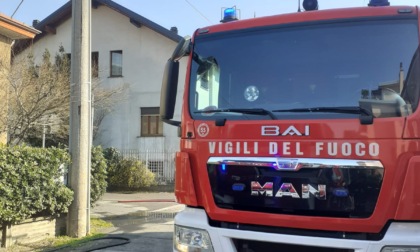Tetto a fuoco, pompieri in azione a Cesano Maderno