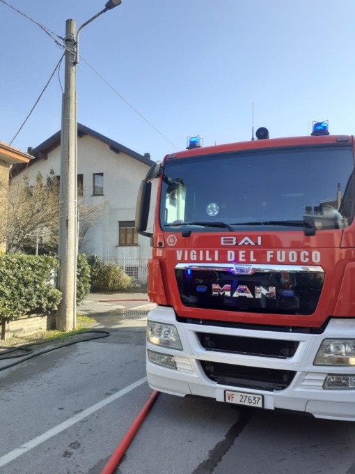 Tetto a fuoco, pompieri in azione a Cesano Maderno