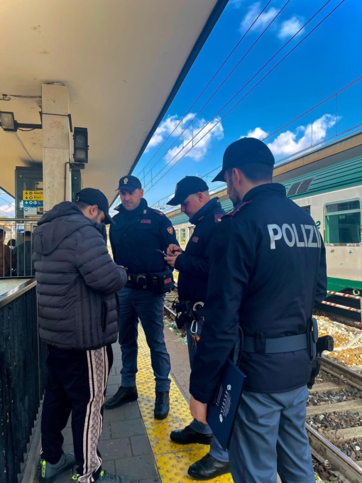Continuano i controlli nelle stazioni da parte della Polizia, sanzionato il gestore di un locale