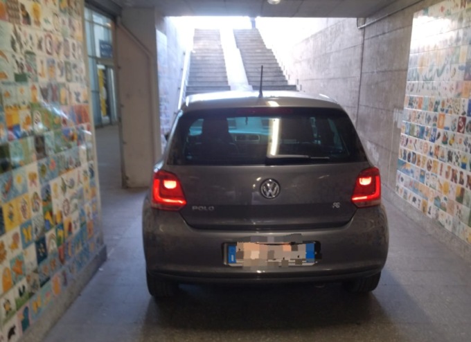 Finisce con la sua auto nel sottopasso ferroviario della stazione