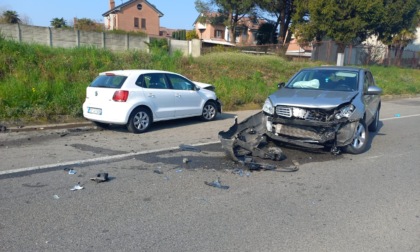 Frontale tra due auto, 90enne in ospedale