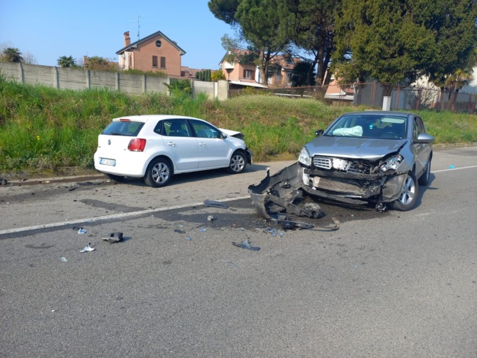 Frontale tra due auto, 90enne in ospedale