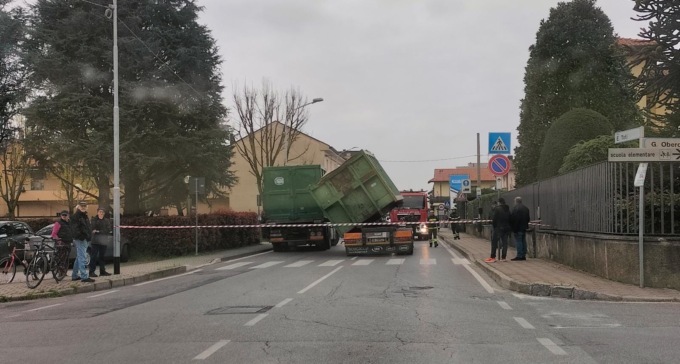 Due camion si urtano, chiusa via Toti