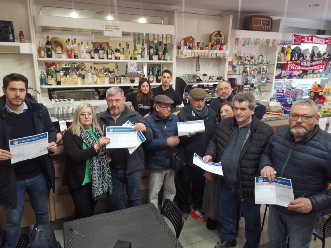 Residenti in strada per salvare il senso unico