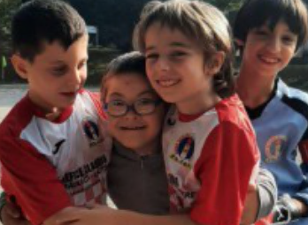 Mette in rete il «goal della bandiera». Carlo si merita l’abbraccio speciale di compagni di squadra e avversari
