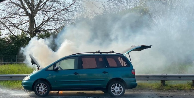 Auto prende fuoco in Valassina