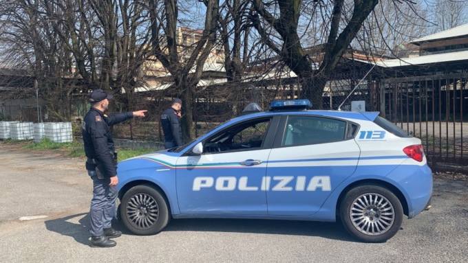 Senzatetto picchiato e rapinato da due giovani: li insegue e li fa arrestare