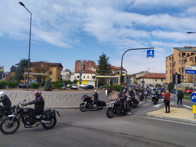 Grande motoraduno a Muggiò: i Malnat aprono la stagione. Ecco le foto