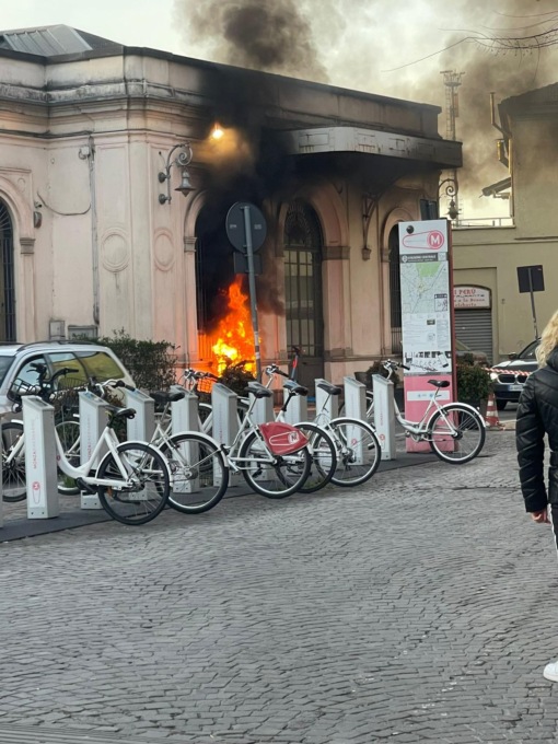 Motorino a fuoco in stazione: si indaga sulle cause