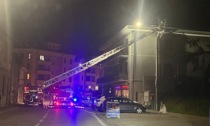 Giussano, a fuoco il tetto di una palazzina