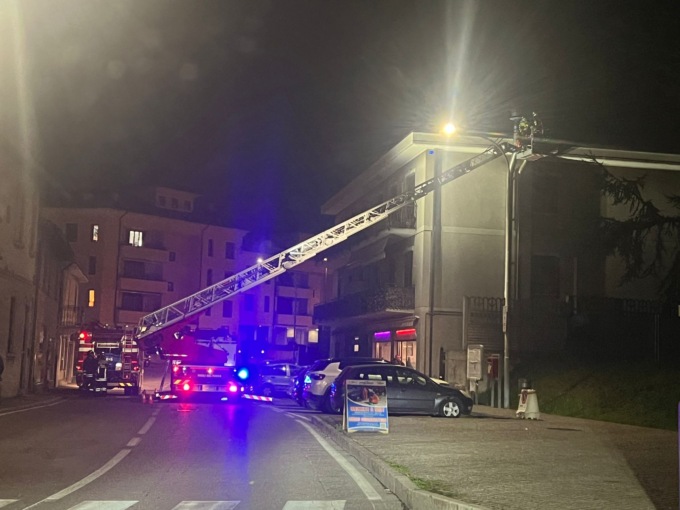 Giussano, a fuoco il tetto di una palazzina