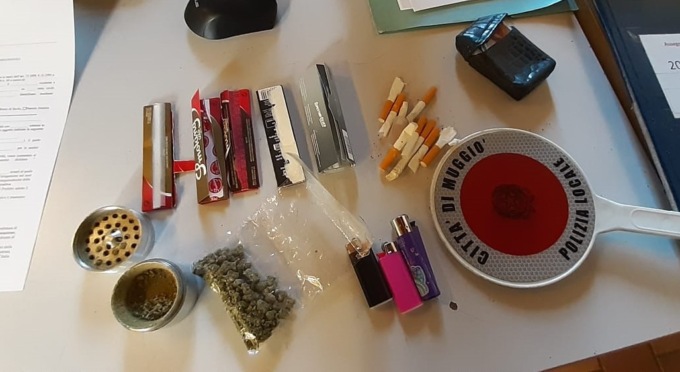 Beccata con la droga in auto dalla Polizia locale di Muggiò: via la patente