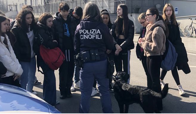 Studenti in visita alla Questura, tra Scientifica e unità cinofila