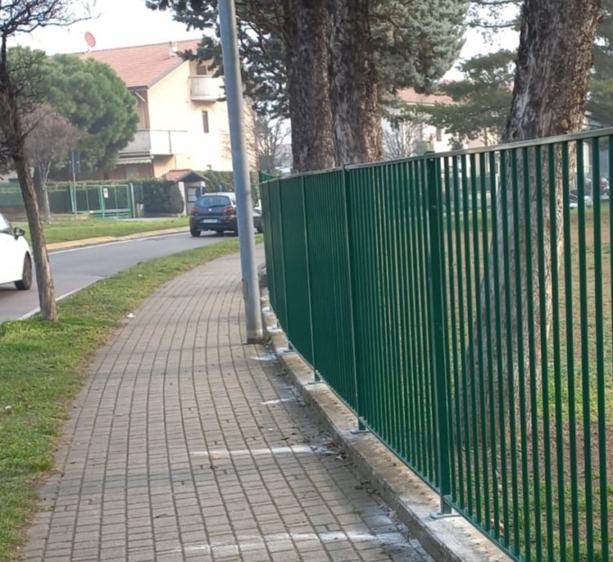 Alla scuola primaria Minotti sostituita la recinzione ammalorata