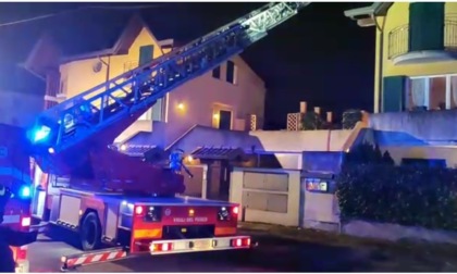 A fuoco un tetto a Besana, arrivano i pompieri
