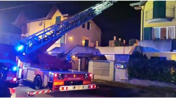 A fuoco un tetto a Besana, arrivano i pompieri