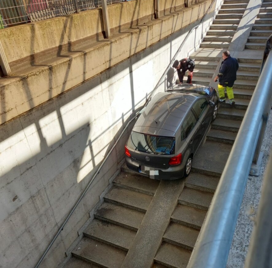 Cesano Maderno, auto nel sottopasso della stazione
