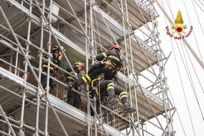 L’addestramento dei Vigili del fuoco sulla ciminiera dell’area dismessa