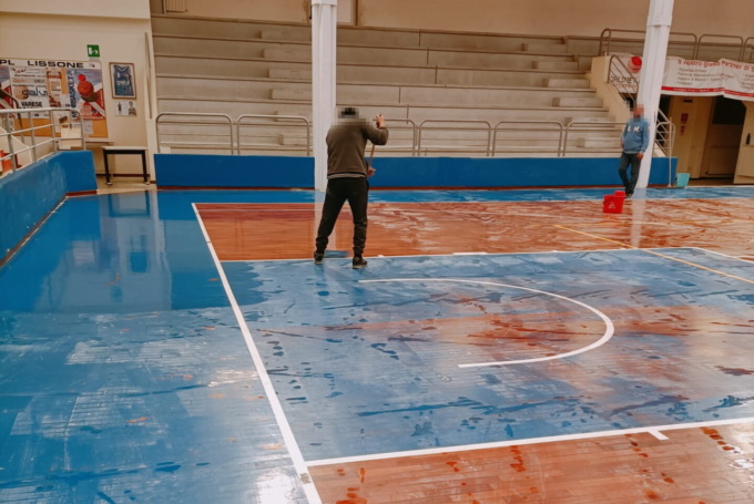 Studenti devastano la palestra della scuola con l’estintore