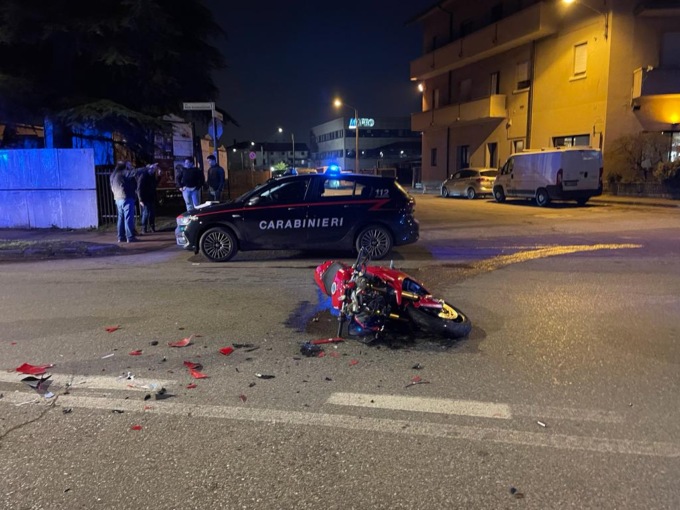 Schianto tra auto e moto sulla Saronno-Monza,  27enne in ospedale