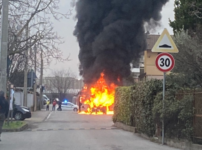 Furgone a fuoco a Villasanta: pompieri al lavoro per spegnere le fiamme