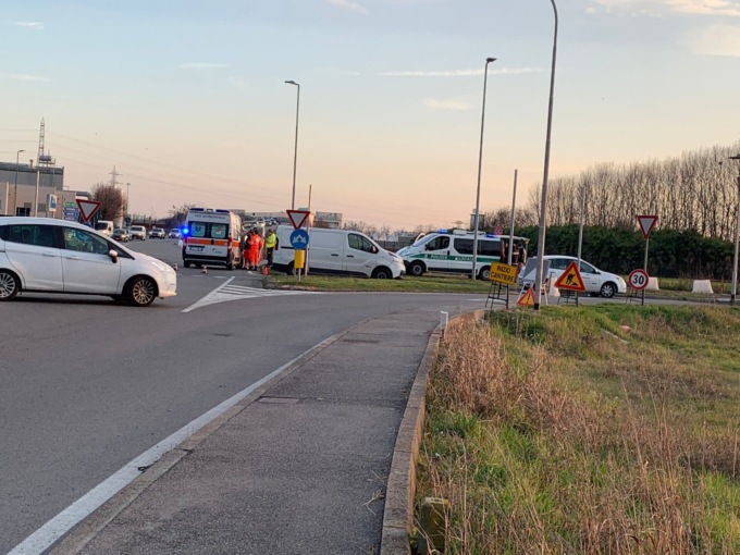 Ciclista investito ad Agrate: soccorsi sul posto