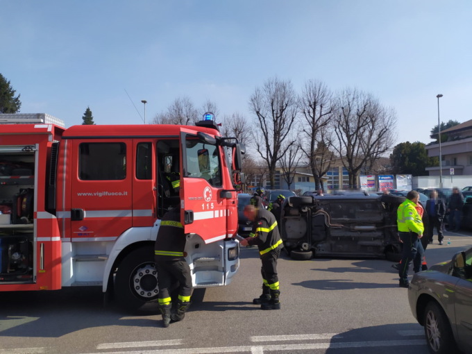 Perde il controllo della sua auto e si ribalta