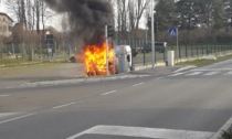 Auto prende fuoco nel parcheggio: intervengono i Vigili del fuoco