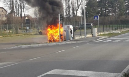 Auto prende fuoco nel parcheggio: intervengono i Vigili del fuoco