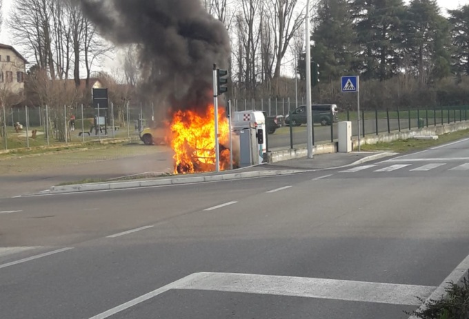 Auto prende fuoco nel parcheggio: intervengono i Vigili del fuoco