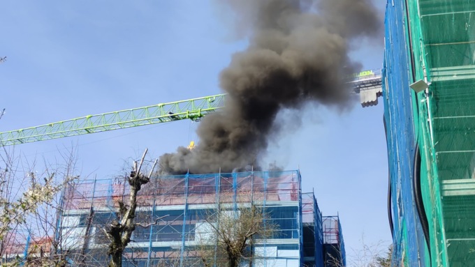A fuoco il tetto di un palazzo, paura a Concorezzo