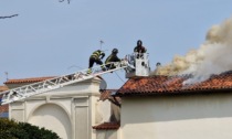 Incendio ad Arcore: pompieri al lavoro per spegnere le fiamme