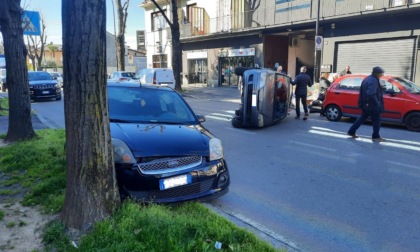 A Bovisio auto ribaltata e camionista positivo all'alcol test finito contro una recinzione