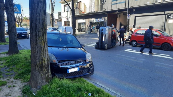 A Bovisio auto ribaltata e camionista positivo all’alcol test finito contro una recinzione