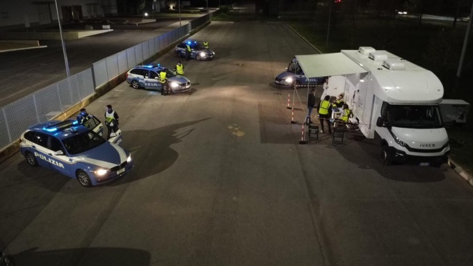 La Polizia sulle strade con il laboratorio mobile per testare gli automobilisti