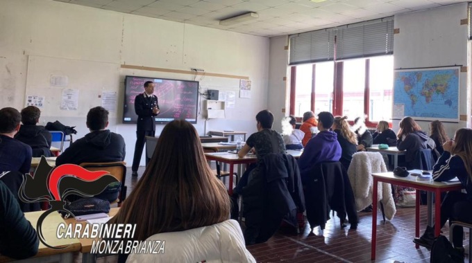 Studenti a scuola di legalità con i Carabinieri