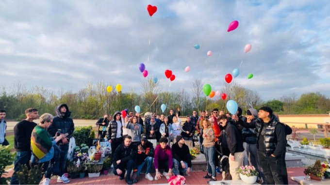 Palloncini per fare arrivare in cielo gli auguri a Simone