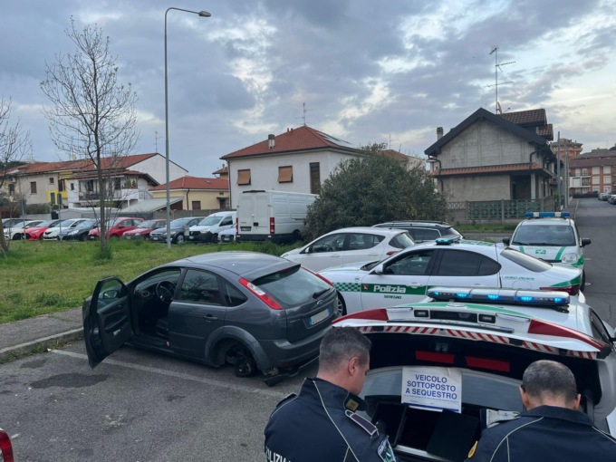 Folle corsa in auto su tre ruote dopo l’incidente