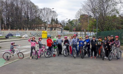 Tutti a scuola in bicicletta o a piedi: aria meno inquinata grazie agli studenti
