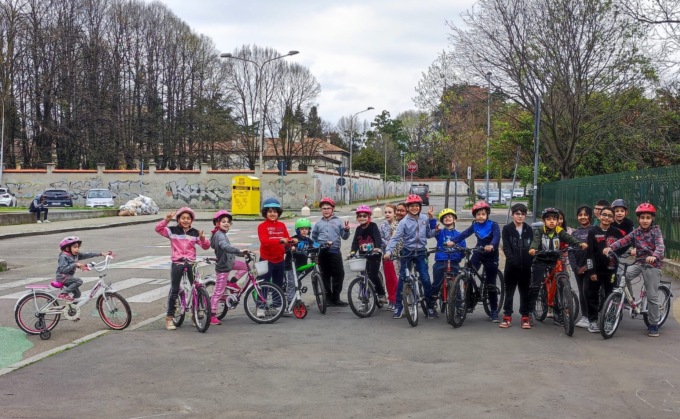 Tutti a scuola in bicicletta o a piedi: aria meno inquinata grazie agli studenti