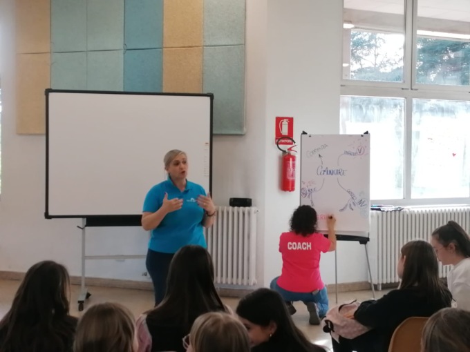 Gli studenti delle medie fanno coaching per organizzare la festa di fine anno