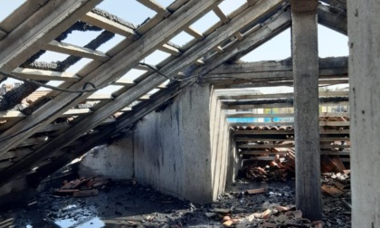 Incendio di Concorezzo, il sindaco: "Palazzina evacuata, tenete le finestre chiuse"