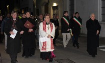In migliaia alla Via Crucis con l'arcivescovo Delpini