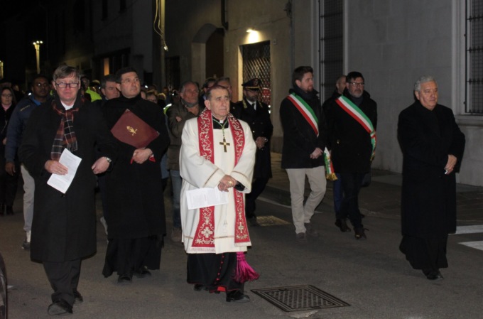 In migliaia alla Via Crucis con l’arcivescovo Delpini