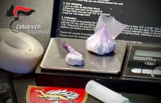 Apre la porta ai Carabinieri con la droga in mano