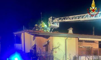 A fuoco il tetto di un'abitazione: fiamme domate dai Vigili del Fuoco