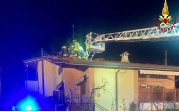 A fuoco il tetto di un’abitazione: fiamme domate dai Vigili del Fuoco
